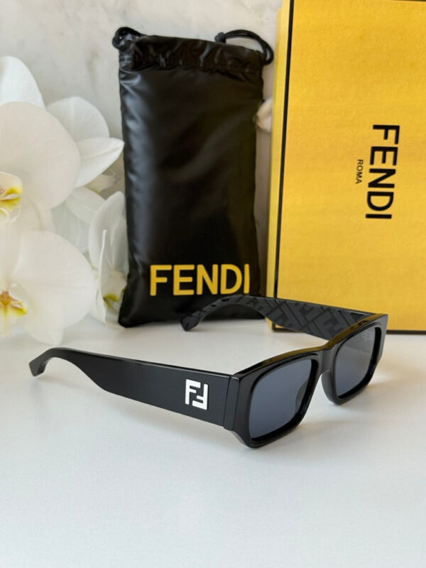 Fendi Squared FE40144I Sunglasses in Black - Image 5