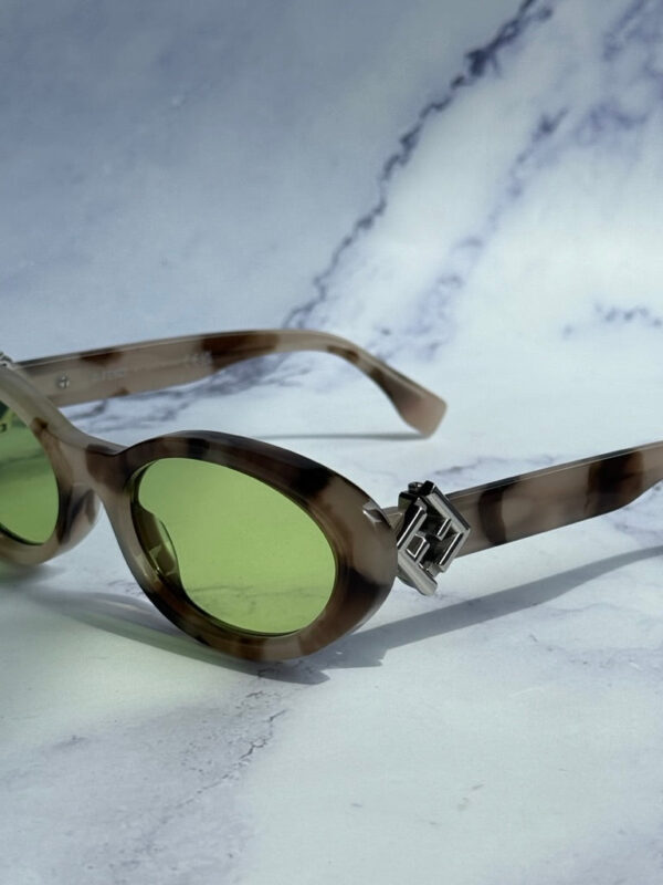 Fendi Diamonds FE40140U Oval Sunglasses in Tortoise Grey - Image 2