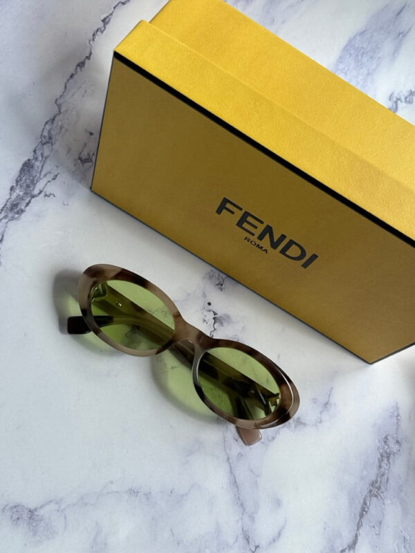 Fendi Diamonds FE40140U Oval Sunglasses in Tortoise Grey - Image 4