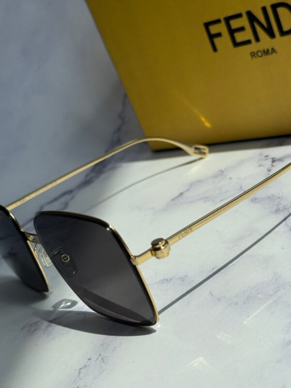 Fendi Baguette FE40123U Square Sunglasses in Gold - Image 5