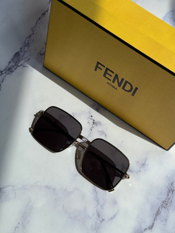 Fendi Baguette FE40123U Square Sunglasses in Gold - Image 3